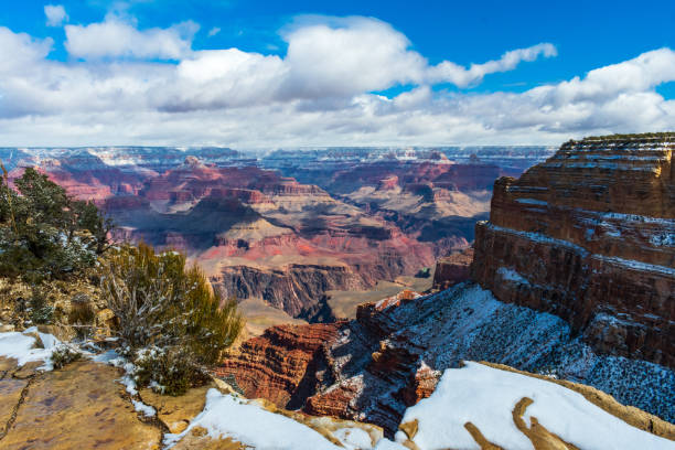 冬のグランドキャニオン国立公園 - extreme terrain eroded snow landscape ストックフォトと画像