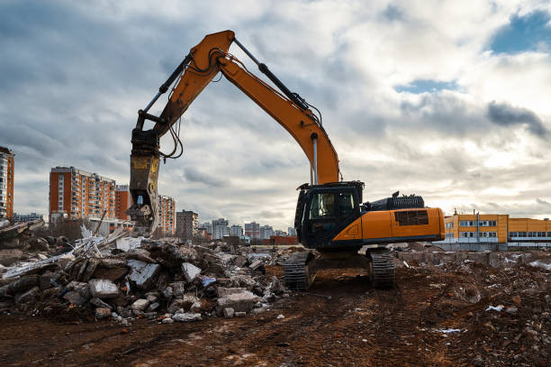 istock Excavator destroyer with hydraulic scissors cuts concrete 1471355452