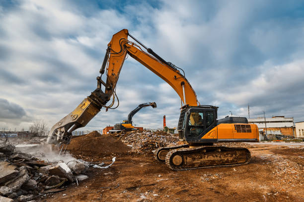 istock Excavator destroyer with hydraulic scissors cuts concrete 1471355460