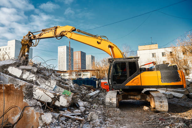 istock Hydraulic concrete crusher breaks and crushes reinforced concrete. 1471355463