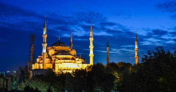 istock Ancient mosque at night in Istanbul, Turkey 1471370653
