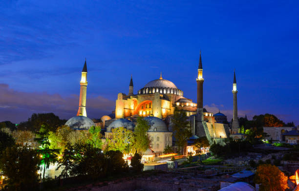 istock Ancient mosque at night in Istanbul, Turkey 1471370674