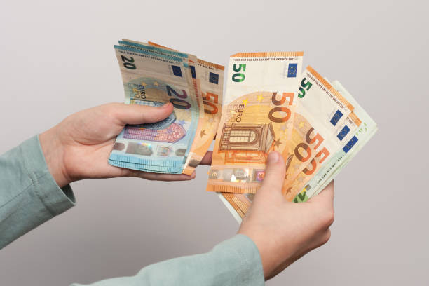 un montón de dinero - european union currency european union euro note financial advisor currency fotografías e imágenes de stock