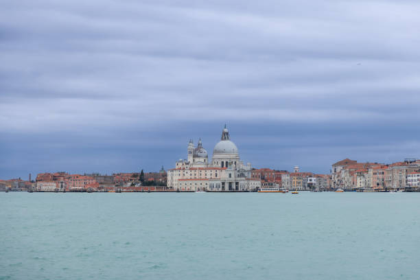 vista panorámica desde el canal a la iglesia santa maria della salute en la ciudad de venecia - venice italy ancient architecture creativity fotografías e imágenes de stock