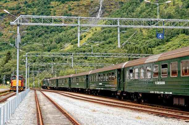 フロムラインの列車 - フラムスバナ - フロムノルウェーの鉄道駅で - aurlandfjord ストックフォトと画像