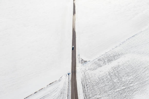 들판을 가로지르는 겨울 길 - car aerial 뉴스 사진 이미지
