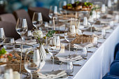 glaswaren-auf-einem-servierten-tisch-in-einem-restaurant.jpg?b=1&s=170x170&k=20&c=EZYRXTsjc-5i6Wc5_5WiTaiPlgIe6j1f-AhsIil2b1c=