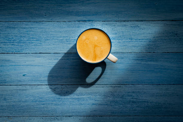 나무 테이블에 커피 - cappuccino coffee breakfast freshness 뉴스 사진 이미지