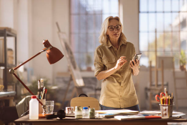 istock Female artist with a smartphone 1471420717