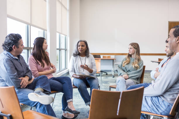 istock Senior woman introduces members of focus group 1471421310