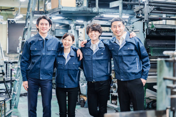istock Factory staff shoulder to shoulder in a friendly manner 1471424239