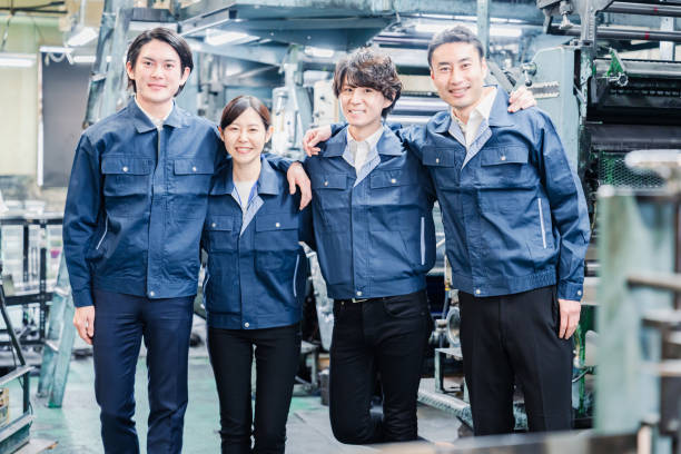 istock Factory staff shoulder to shoulder in a friendly manner 1471424240