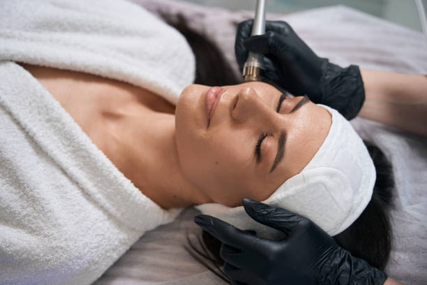 istock Female working in salon, doing skin resurfacing procedure 1471428357