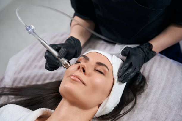 istock Lady working in salon, doing skin resurfacing procedure 1471428407