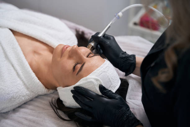istock Woman working in salon, doing skin resurfacing procedure 1471428444