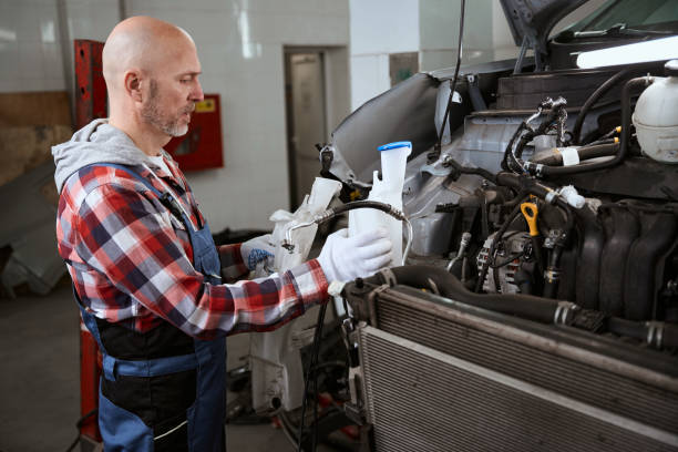 istock Master replaces the tank in the car 1471432066
