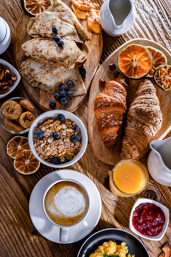 Desayuno servido con café, huevos, cereales y croissants photo