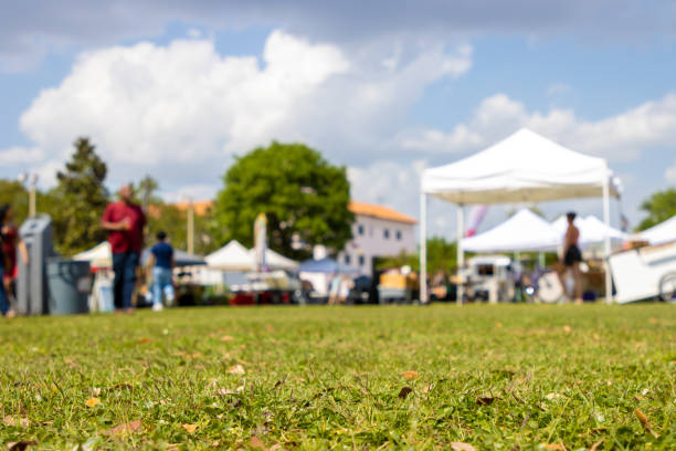 festival tents defocused - straatverkoper stockfoto's en -beelden