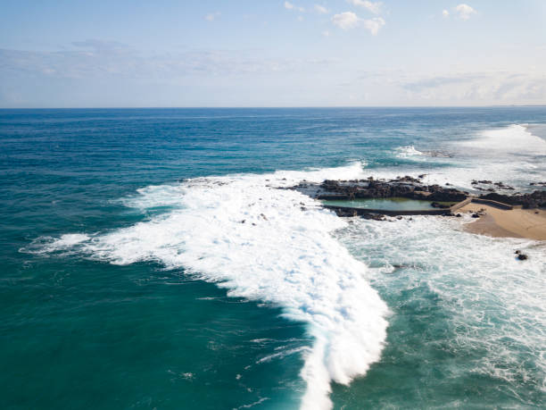 istock big waves, natural swimming pool, reunion island 1471437522