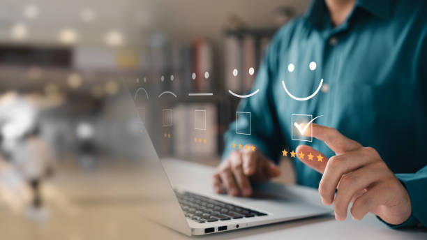 Customer Satisfaction Survey Concept, Users Rate Service Experiences On Online Application, Customers Can Evaluate Quality Of Service Leading To Business Reputation Rating. concepto de encuesta de satisfacción del cliente, los usuarios califican las experiencias de servicio en la aplicación en línea, los clientes pueden evaluar la calidad del servicio que conduce a la calificación de reputación empresarial.