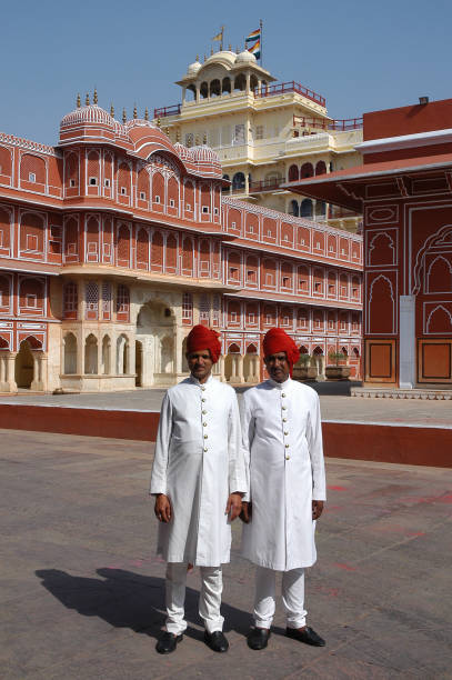 швейцары в городском дворце мубарак махал в джайпуре - jaipur city palace стоковые фото и изображения