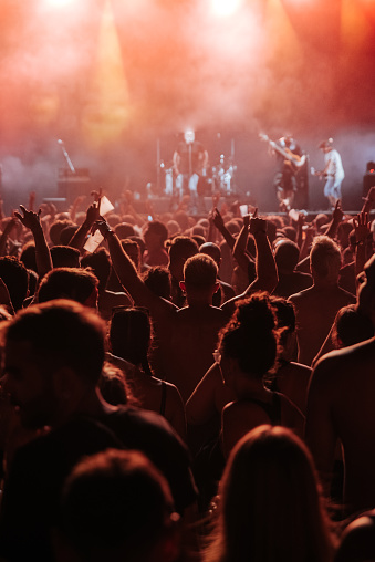 Multitud de personas bailando en un espectáculo musical en Barcelona durante el verano de 2022 photo