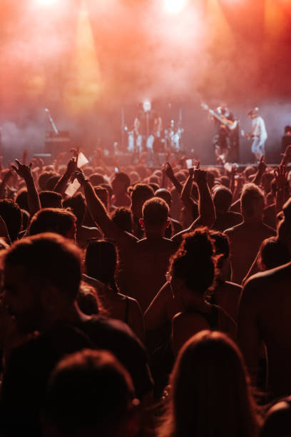 tłum ludzi tańczących na pokazie muzycznym w barcelonie latem 2022 roku - music festival popular music concert music crowd zdjęcia i obrazy z banku zdjęć