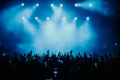 menschenmenge-tanzt-bei-einer-musikshow-in-barcelona-im-sommer-2022.jpg?b=1&s=170x170&k=20&c=1wtHgBQBwF9Cr07Ttv64J7dyOVbGDcZghkvDlzMRG2E=