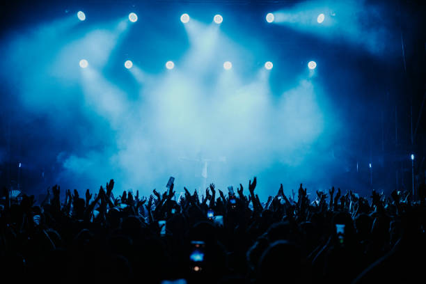 crowd of people dancing at a music show in barcelona during the summer of 2022 - music club imagens e fotografias de stock