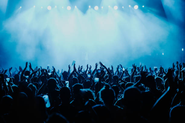 tłum ludzi tańczących na pokazie muzycznym w barcelonie latem 2022 roku - popular music concert crowd nightclub stage zdjęcia i obrazy z banku zdjęć