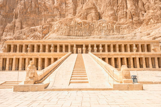 храм хатшепсут в луксоре - egyptian culture hieroglyphics travel monument стоковые фото и изображения