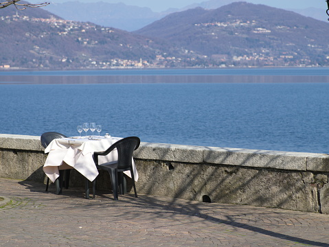 restaurant near lake