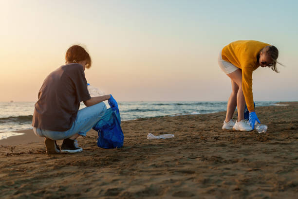 istock Mother with daughter saving the planet from garbage. 1471462758