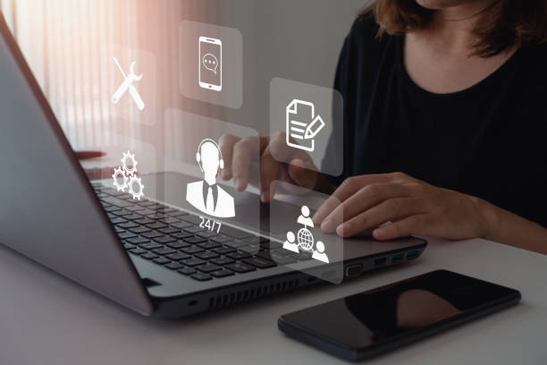 Technical support customer service concept, Woman hand using computer laptop with VR screen support customer icon, Technology internet concept, it support, call center and customer service help 24 hrs concepto de servicio al cliente de soporte técnico, mano de mujer que usa computadora portátil con pantalla vr ícono de cliente de soporte, concepto de tecnología de internet, soporte de ti, centro de llamadas y ayuda de servicio al cliente las 24 hora