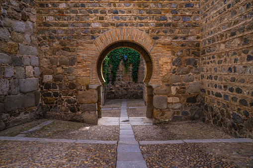Precioso arco de piedra puerta de entrada de Toledo España photo