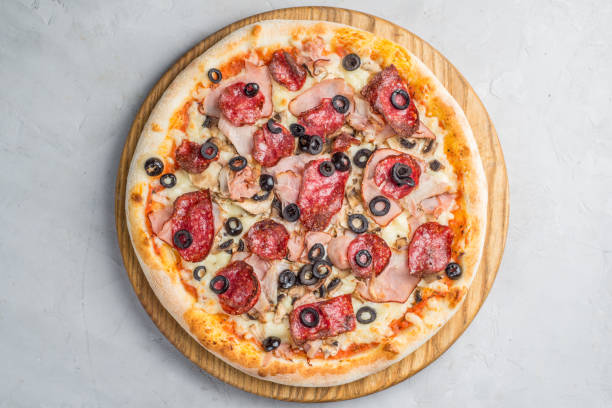 pizza with vegetables, sausages and ham - pepperoni pizza green olive italian cuisine tomato sauce imagens e fotografias de stock