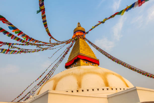 buddhistischer stupa bei sonnenuntergang in nepal - tibetan buddhism stock-fotos und bilder