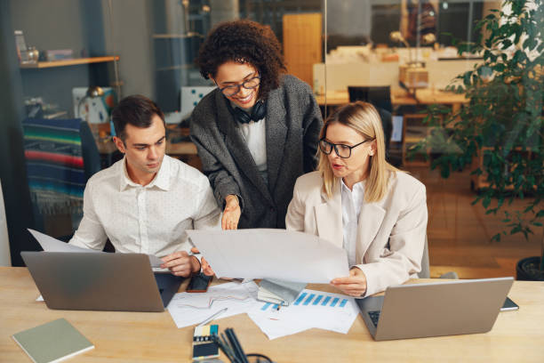 istock Businesspeople working together on new project in modern office. Teamwork concept 1471485813