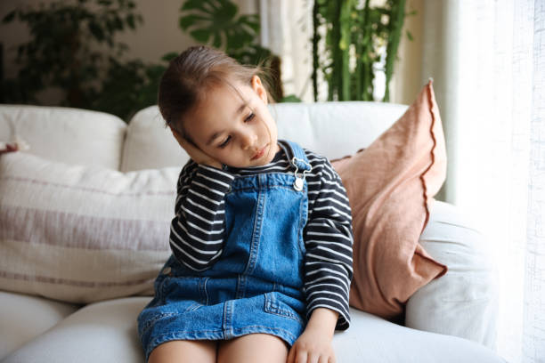 little girl having an earache - young ears imagens e fotografias de stock