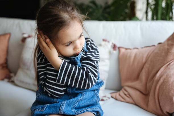 istock Little girl having an earache 1471489402