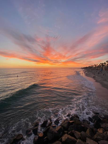 sonnenuntergang am oceanside beach - alpenglühen stock-fotos und bilder