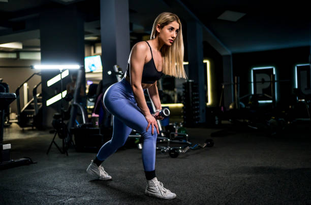 istock Woman training in the gym 1471499753