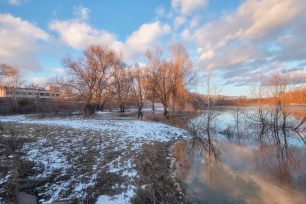 дыхание весны вдоль реки - europe sunlight river sun стоковые фото и изображения