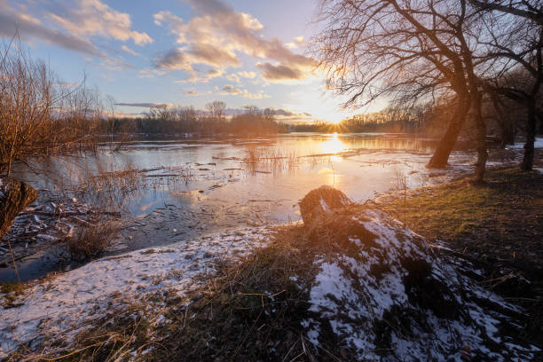 закат над реки  - europe sunlight river sun стоковые фото и изображения