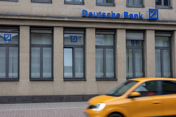 facade of the local deutsche bank office with a yellow car in blurry motion in front. deutsche bank ag is a german global banking and financial services company. - deutsche bank 個照片及圖片檔