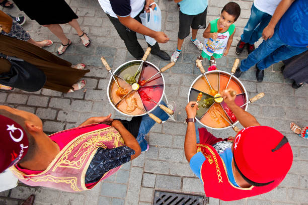 bunte süße süßigkeiten verkäufer sultanahmet istanbul. traditionelle türkische zuckerpaste. osmanische paste bonbons türkischen macun. traditioneller osmanischer kitt. - sultan ahmad moschee stock-fotos und bilder