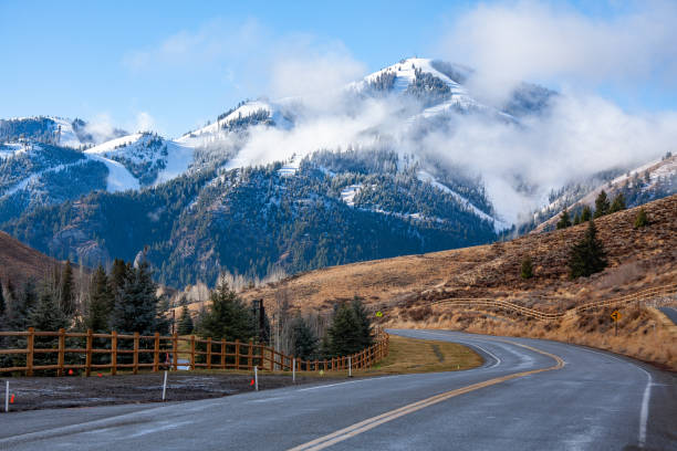 blick auf das skigebiet sun valley in ketchum, idaho - sun valley idaho stock-fotos und bilder