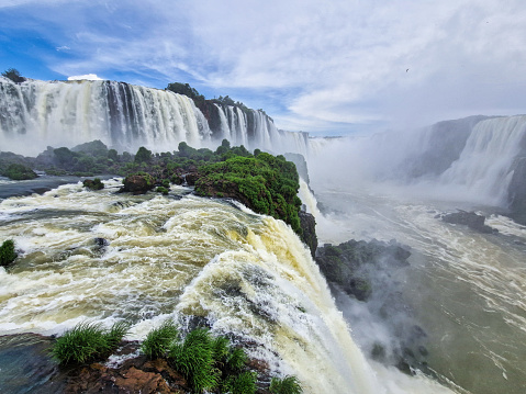 Garganta del Diablo en las Cataratas del Iguazú, una de las grandes maravillas naturales del mundo, en la frontera de Argentina y Brasil. photo