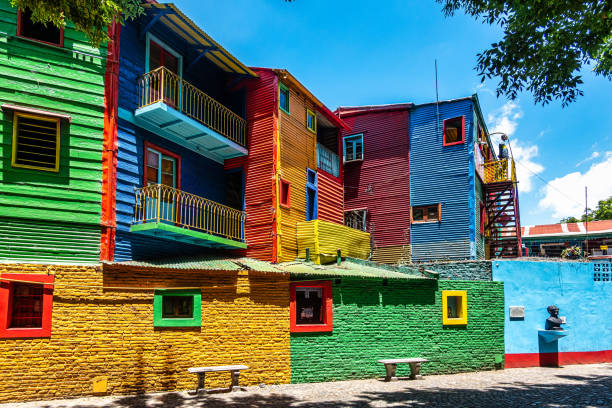 edifícios coloridos na rua caminito em la boca em buenos aires, argentina. - buenos aires argentina south america la boca - fotografias e filmes do acervo