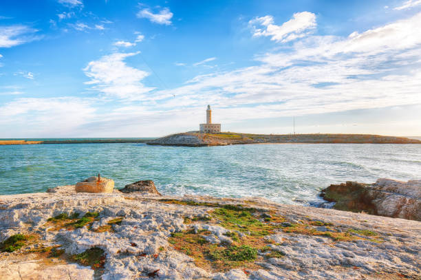 oszałamiający widok na latarnię morską w vieste, wznoszącą się na wyspie santa eufemia - lighthouse storm sea panoramic zdjęcia i obrazy z banku zdjęć